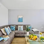 Panoramic Beachfront Island Views King Size Terrace Apartmán