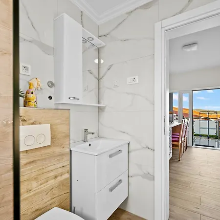アパート Panoramic Beachfront Island Views King Size Terrace ザボリッチ